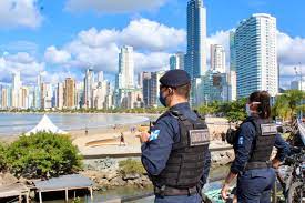Homem é conduzido à Central de Plantão Policial pela Guarda Municipal de Balneário Camboriú devido importunação sexual