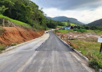Segundo trecho da Estrada Geral da Toca, em Camboriú, recebe pavimentação asfáltica