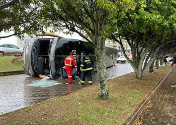 Bombeiros Voluntários de Machadinho atendem acidente com ônibus de Guabiruba, no Rio Grande do Sul