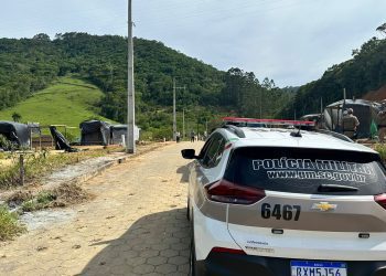 Polícia Militar ciumpre ordem judicial de reintegração de posse em Camboriú