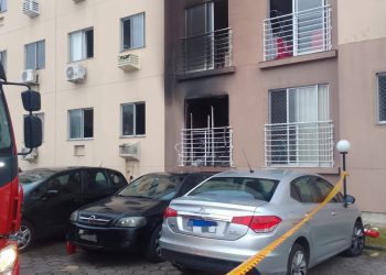 Mulher pula de prédio em chamas em Itajaí. 