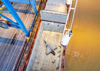 Portonave movimenta caça da Força Aérea Brasileira com excelência