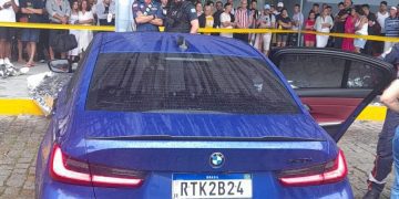 Quatro jovens são encontrados mortos dentro de carro na rodoviária de Balneário Camboriú