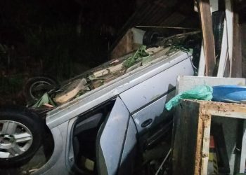 Carro invade casa no bairro Fazenda em Itajaí