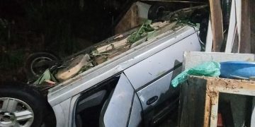 Carro invade casa no bairro Fazenda em Itajaí