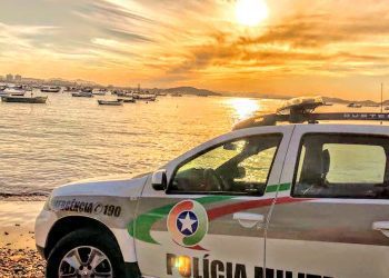 Policiais prendem homem com mandado de prisão na Praia do Cascalho, em Penha.