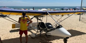 Ultraleve caiu com duas pessoas na praia em Itapema