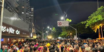 Segunda noite do carnaval registra novamente público de 25 mil pessoas em Balneário Camboriú