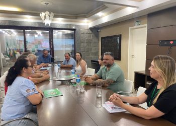 Prefeito recebe visita de agricultores familiares e empresários