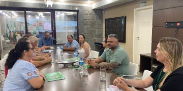 Prefeito recebe visita de agricultores familiares e empresários