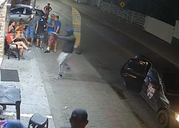 Dois policiais militares e uma terceira pessoa são presos por, supostamente, promoverem execução em bar em Navegantes