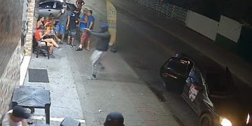 Dois policiais militares e uma terceira pessoa são presos por, supostamente, promoverem execução em bar em Navegantes