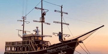 Marinha vai investigar naufrágio parcial de barco pirata em Bombinhas