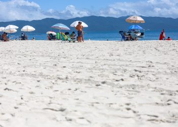 Governo do Estado e prefeitura de Florianópolis inauguram alargamento da faixa de areia da praia de Jurerê
