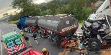 Acidente de trânsito na BR 101 mobiliza equipes de resgate