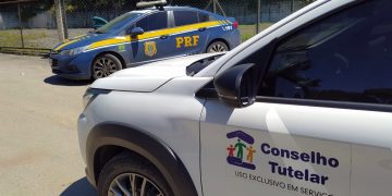 PRF aborda veículo conduzido por menor em Rio Negrinho
