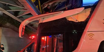 Ônibus fica preso em túnel na cidade de Itapema