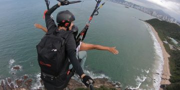 “Colorindo o Céu de BC” marca o retorno do voo livre ao Morro do Careca em Balneário Camboriú