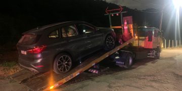 Motorista embriagado atropela pedestre na faixa e foge