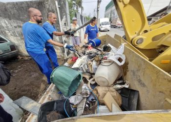 Itajaí realiza ingresso forçado para limpar dois imóveis com risco para dengue