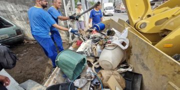 Itajaí realiza ingresso forçado para limpar dois imóveis com risco para dengue