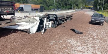 Acidente com caminhão acaba em morte de passageiro