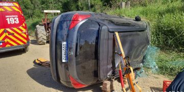 Condutora capota carro após mau subito em Porto Belo