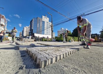 Novo trecho da rua Delfim Mário de Pádua Peixoto recebe pavimentação em paver