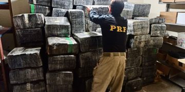 PRF Descobre Toneladas de Maconha em Fundo Falso de Carreta com Donativos Destinados ao Rio Grande do Sul