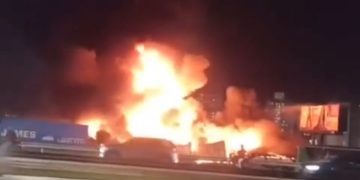 Incêndio de grandes proporções atinge galpões de lojas de autopeças em Florianópolis