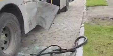 Crianças são encaminhadas ao hospital após acidente entre ônibus escolares em Itajaí