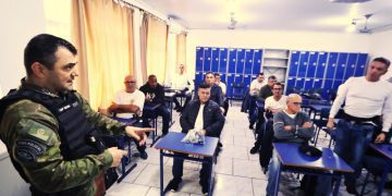 Policiais da reserva passam por treinamento para atuarem na segurança de abrigos