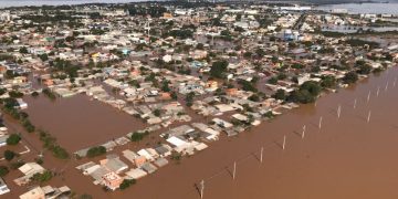 Pessoas resgatadas de áreas afetadas pelas chuvas e pelas enchentes não devem retornar para suas casas