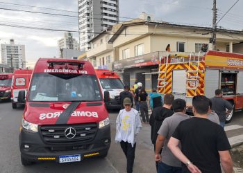 Corpo de Bombeiros Militar enfrenta incêndio em oficina de motos com vítimas em estado grave