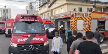 Corpo de Bombeiros Militar enfrenta incêndio em oficina de motos com vítimas em estado grave