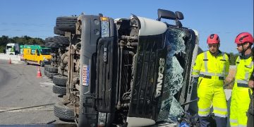 Carreta tomba no contorno viário da grande Florianópolis