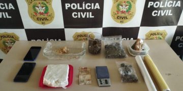 Polícia Civil deflagra operação contra associação criminosa em investigação sobre tráfico de drogas em Balneário Camboriú e região