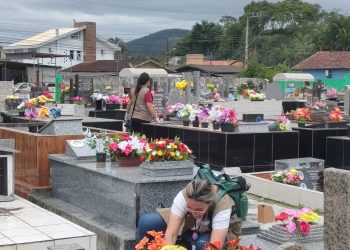 Programa de Combate à Dengue de Camboriú orienta moradores sobre cuidados importantes no Dia de Finados