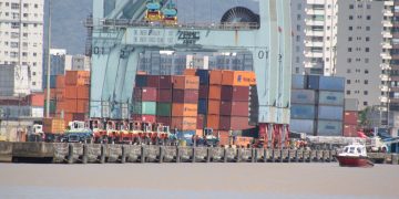 Porto de Itajaí impulsiona a economia com novas linhas de navios e movimentação de milhares de containeres