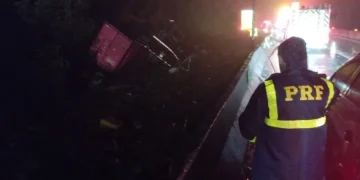 Acidente Fatal na BR-376: Carreta Tomba sobre Van e Mata Pelo Menos Seis Atletas de Remo