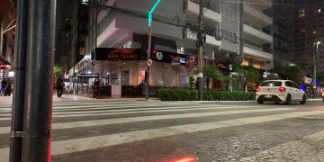 Balneário Camboriú tem travessia de pedestres iluminada
