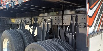 PRF flagra caminhão com traseira excessivamente arqueada em Joinville
