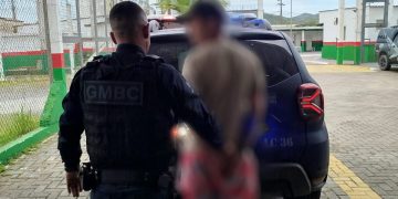 Guarda Municipal de Balneário Camboriú conduz homem procurado pela jutsiça de São Paulo