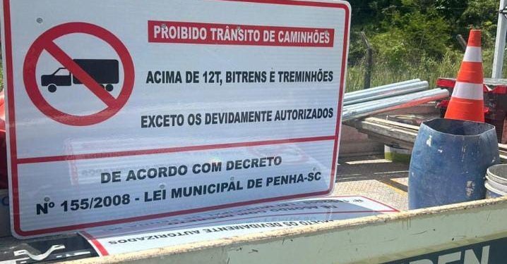 Secretaria de Trânsito Inicia Instalação de Placas Regulamentando Trânsito de Caminhões