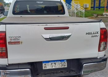 Picape argentina é flagrada com placas ilegíveis na BR-101 em Paulo Lopes