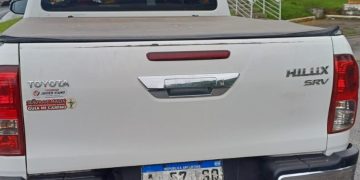 Picape argentina é flagrada com placas ilegíveis na BR-101 em Paulo Lopes