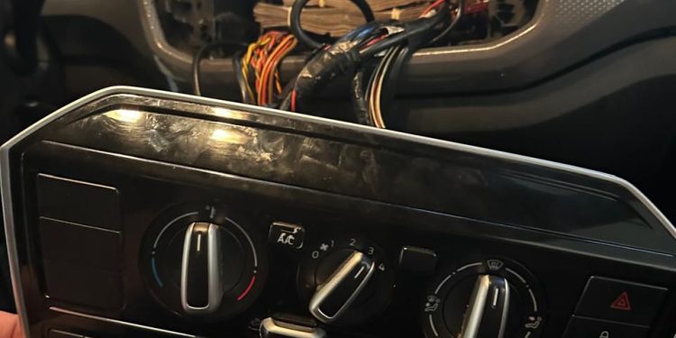 Polícia Rodoviária Federal encontra R$ 417 Mil escondidos no rádio do carro
