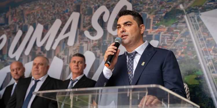 Alexandre Xepa toma posse como prefeito de Itapema e promete gestão próxima e transparente