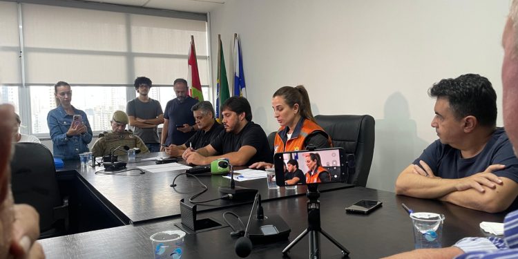 Balneário Camboriú avalia impactos das fortes chuvas em coletiva de imprensa