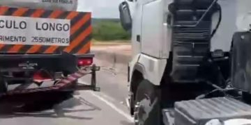 Acidente na tarde desta quarta-feira por volta das 14 horas na BR-101 sentido sul complica o trânsito em Balneário Piçarras.